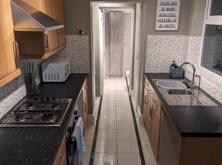 レジデンス 2 Bed House   Garden & Excellent Wifi