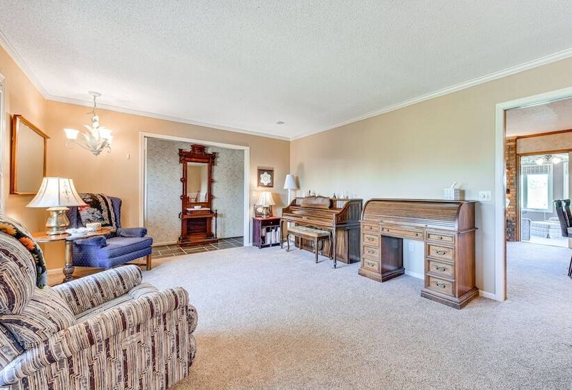 Spacious Mount Pleasant Home W/ Grill & Yard!