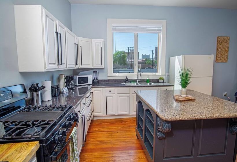 Stunning 3br/2ba Haven In Downtown S Heart