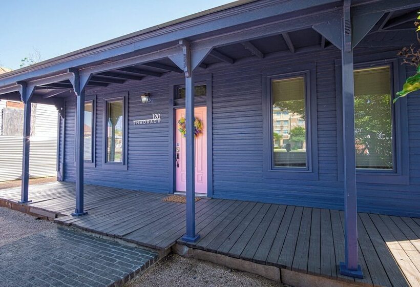 Stunning 3br/2ba Haven In Downtown S Heart