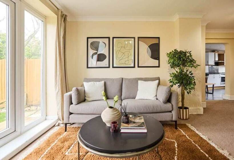 The Enfield Place   Elegant 4bdr House With Garden