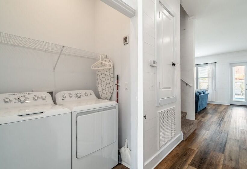 Bottlenose By Avantstay Walk To Miramar Beach