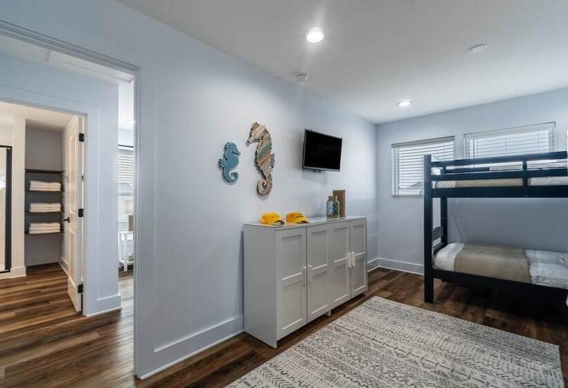 Bottlenose By Avantstay Walk To Miramar Beach