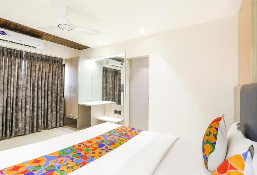 호텔 Shirdi Park Inn