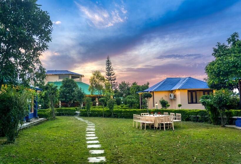 בית מלון כפרי Tusk And Roar Corbett Resort