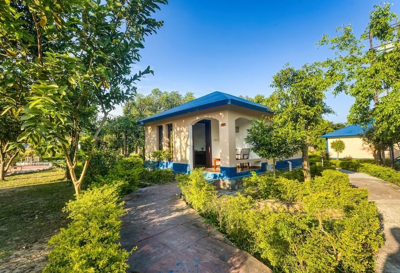 בית מלון כפרי Tusk And Roar Corbett Resort