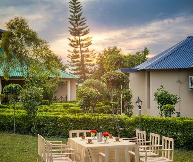 בית מלון כפרי Tusk And Roar Corbett Resort