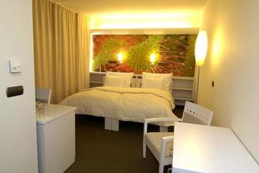 Ea Zámecký Hotel Sychrov