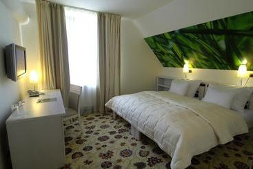 Ea Zámecký Hotel Sychrov