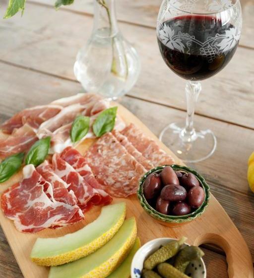 تختخواب و صبحانه Tuna Orangeri