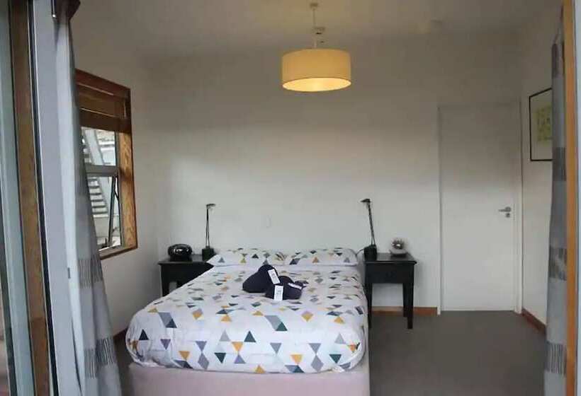 هاستل On Top Backpackers