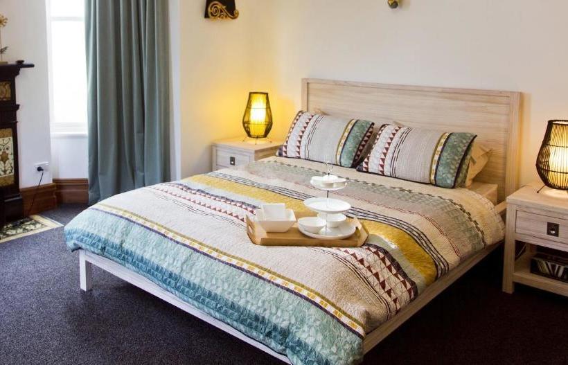 تختخواب و صبحانه Artica Art & Accommodation