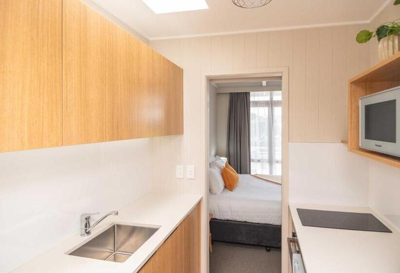 Whispering Sands Beachfront Motel