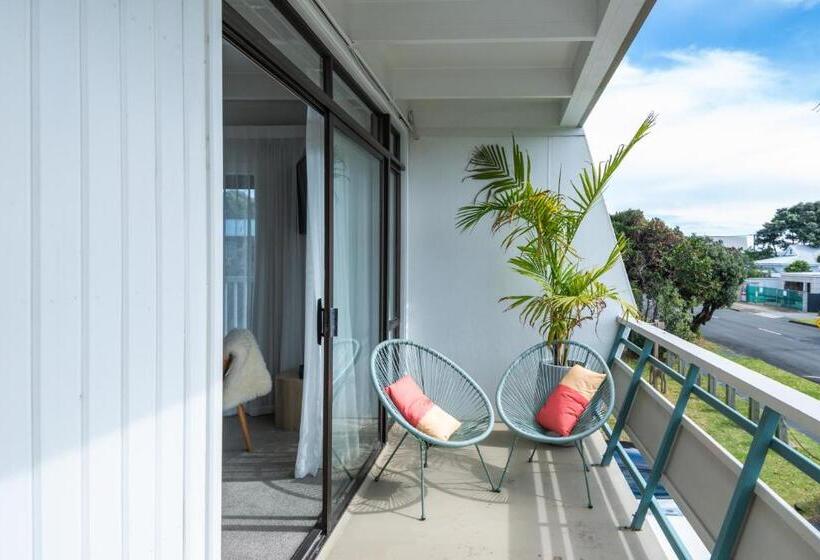 Whispering Sands Beachfront Motel