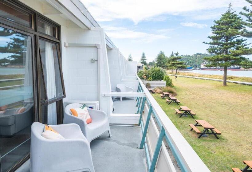 Whispering Sands Beachfront Motel