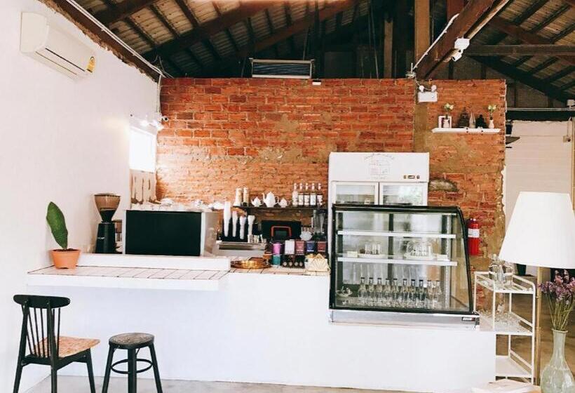 فندق Khemjit Cafe  And Bed