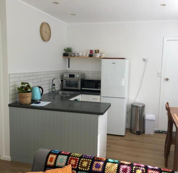 پانسیون The Green Guesthouse   Semi Rural Family Unit Lower Hutt