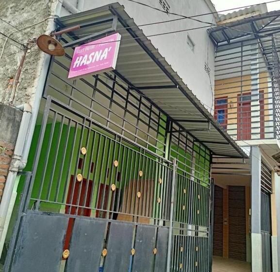 בית מלון כפרי Spot On 93967 Hasna Guest House Syariah