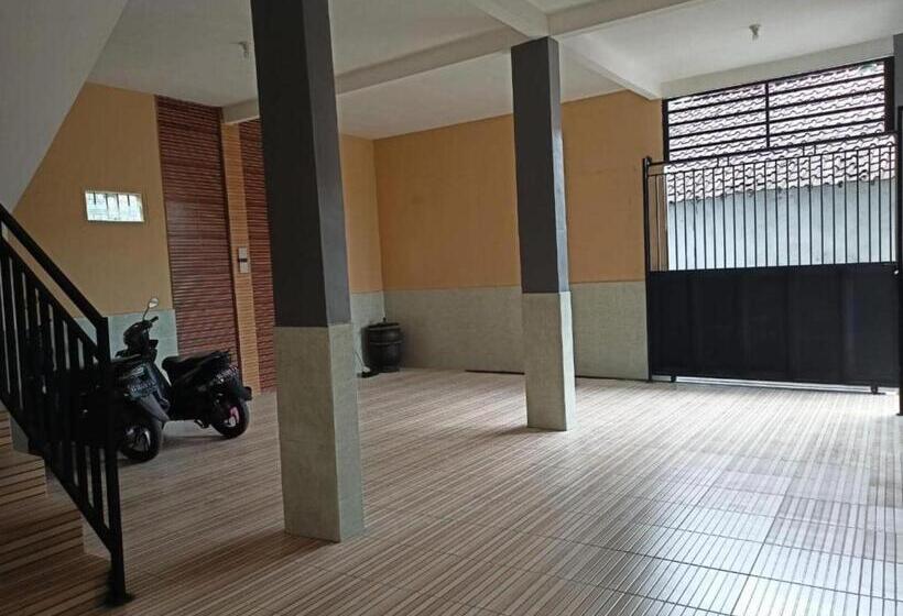 בית מלון כפרי Spot On 93967 Hasna Guest House Syariah