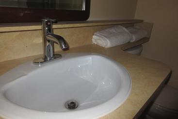 هتل Vanderhoof Inn