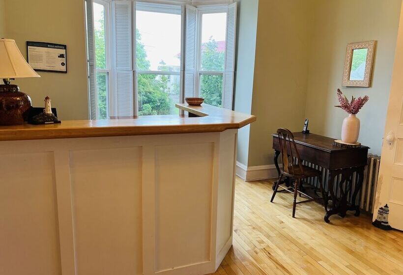 Mclean House Bed & Breakfast