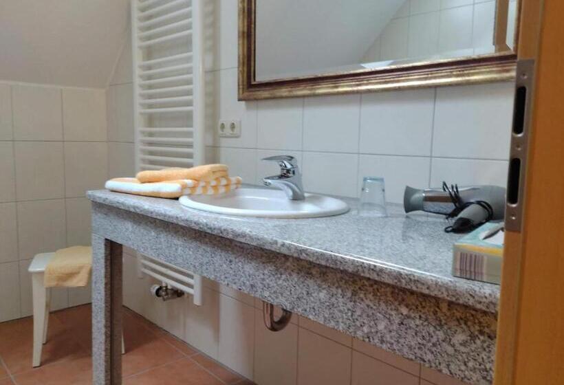 ベッドアンドブレックファースト Weingut Weinstube Weinhotel Wolf