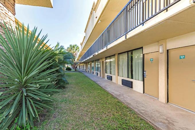 בית מלון כפרי Eco Inn Suites Baytown