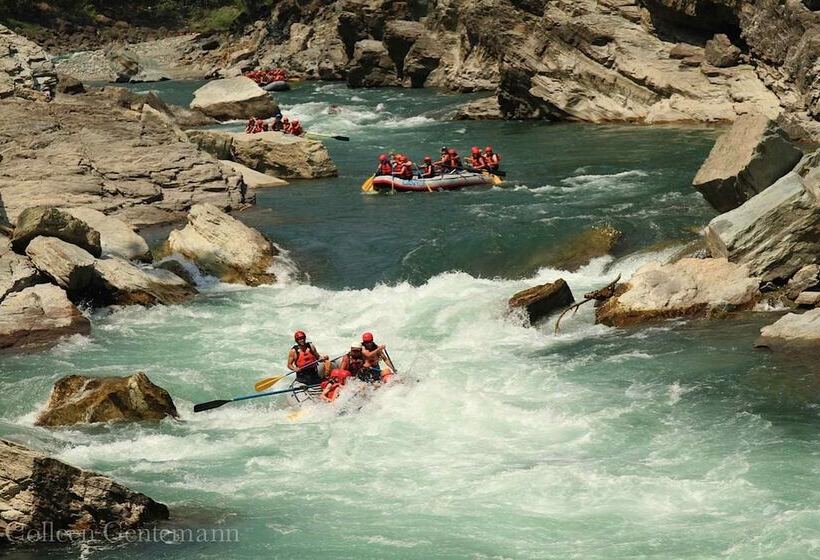 旅馆 The Raging Elk Adventure Lodging