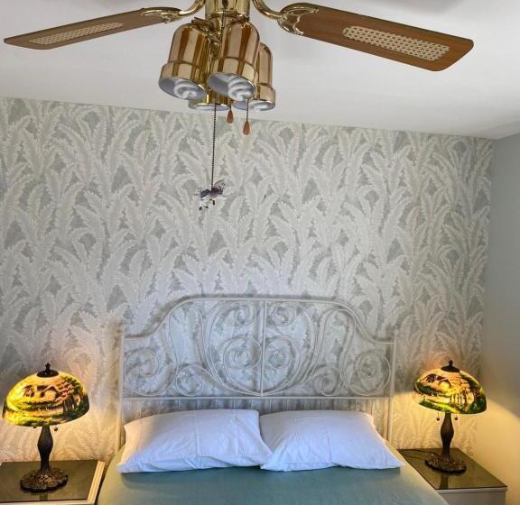 تختخواب و صبحانه Serenity