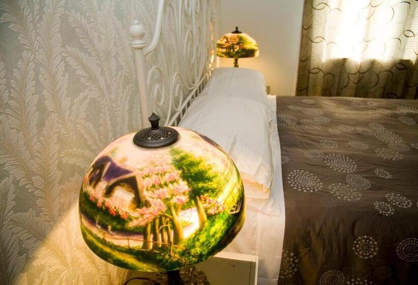 تختخواب و صبحانه Serenity