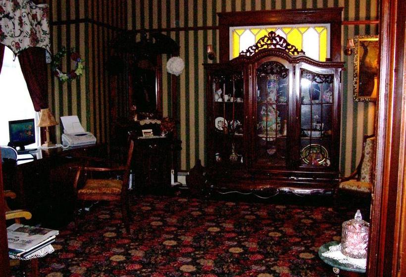 Colonial Charm Inn Bed & Breakfast