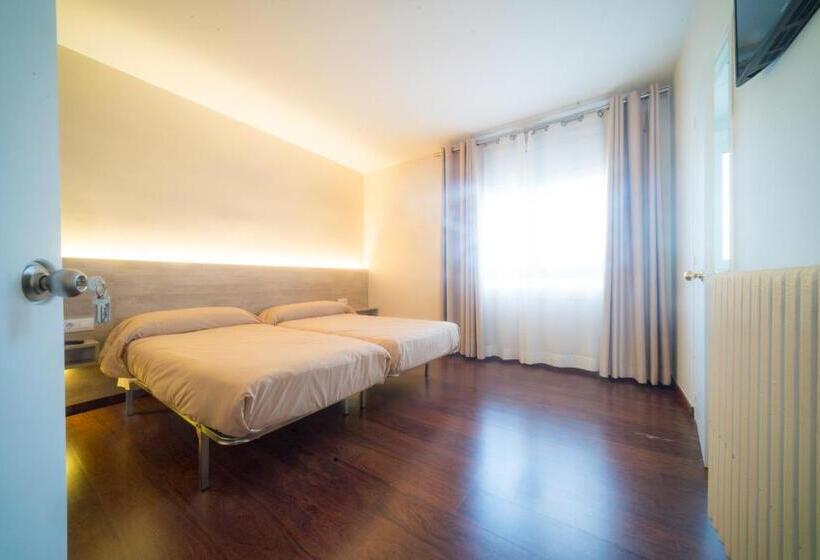 호텔 El Pi De Sant Just   Habitacions I Apartaments