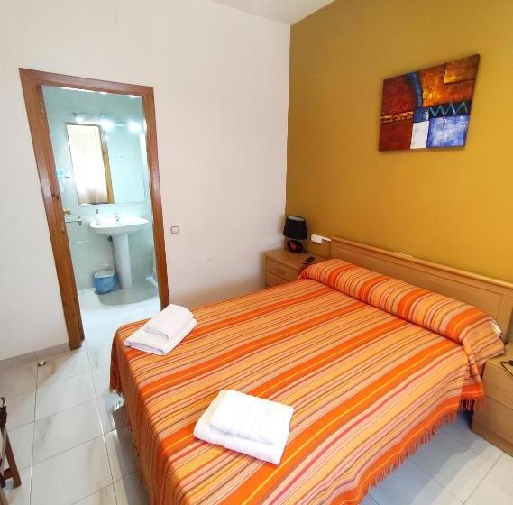 هتل Hostal Neus