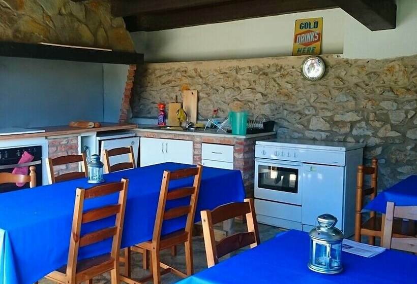 مبيت وإفطار La Curva Surfhouse   Hostel