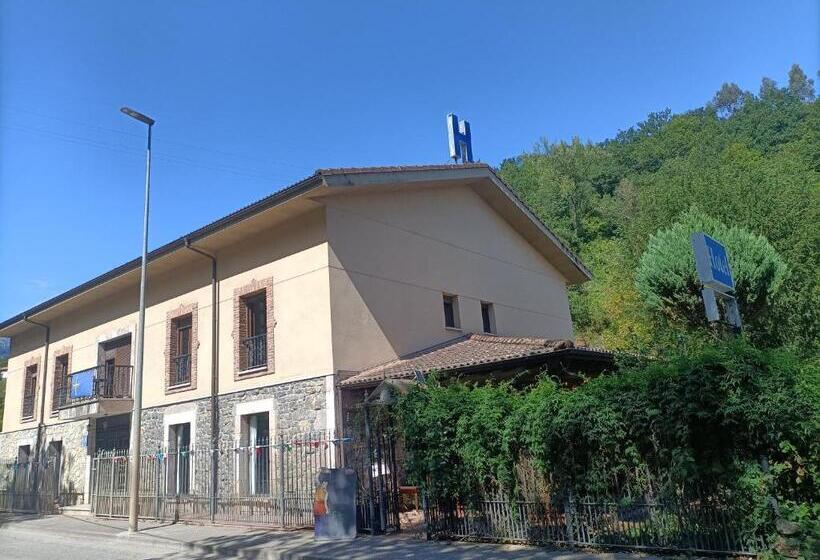 فندق Restaurante Ribera Del Chicu