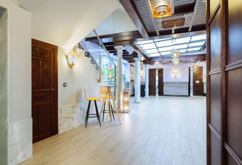 هتل Hostal Arriola