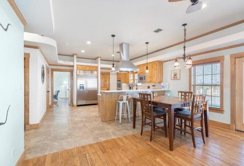 مُتل Tropic Island Resort