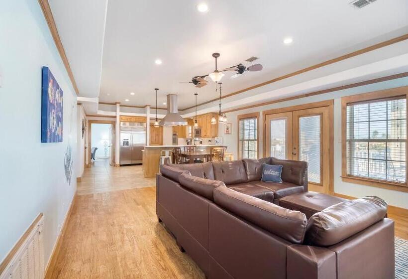 مُتل Tropic Island Resort