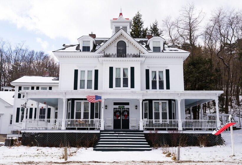 Center Harbor Sutton House B & B