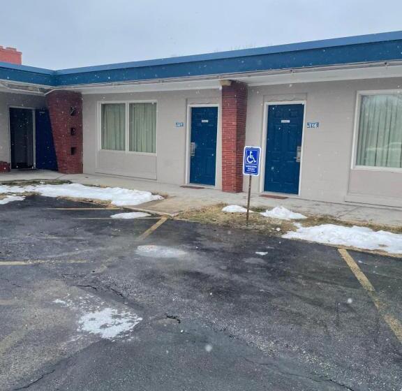 فندق على الطريق American Motor Inn   Rock Island
