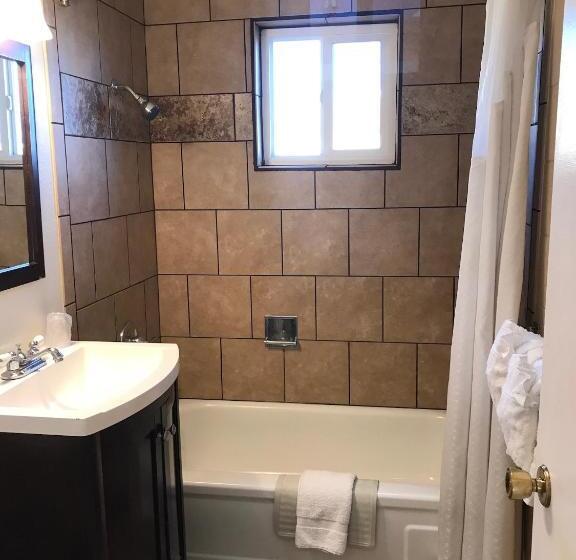 فندق على الطريق Townhouse Inn & Suites