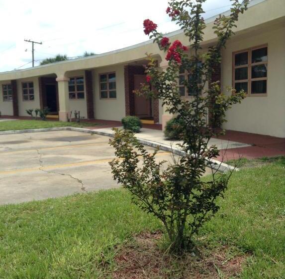 Nassau Holiday Motel