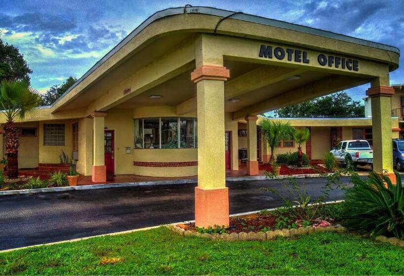 Nassau Holiday Motel