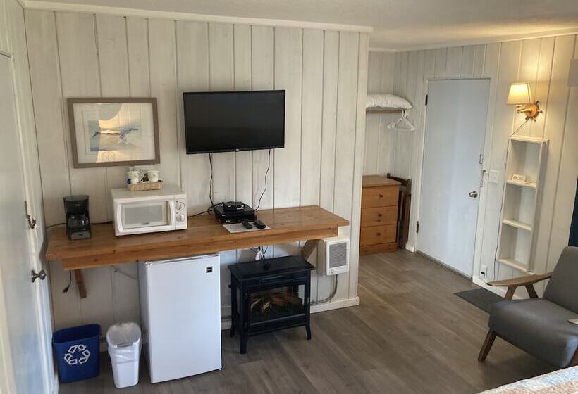 Tillicum Beach Motel   Formerly Deane S Oceanfront Lodge