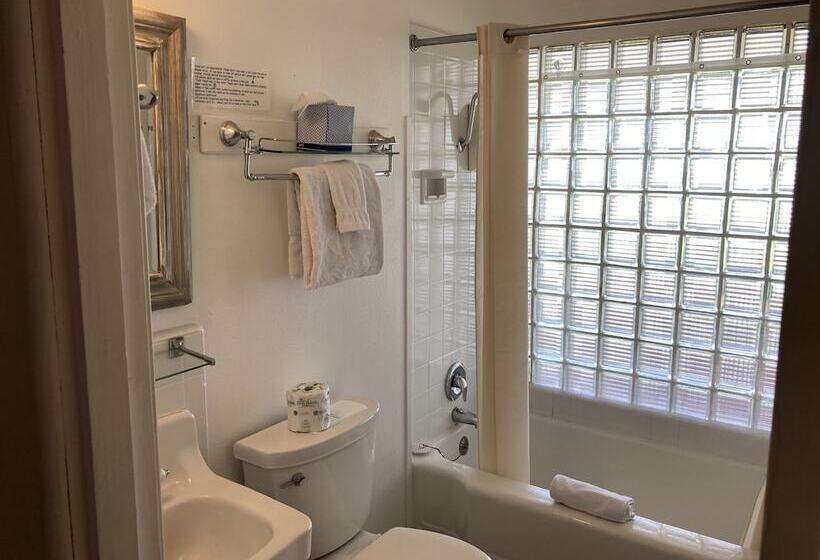 Tillicum Beach Motel   Formerly Deane S Oceanfront Lodge