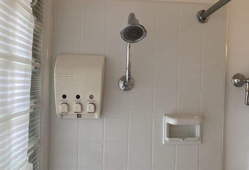 Tillicum Beach Motel   Formerly Deane S Oceanfront Lodge