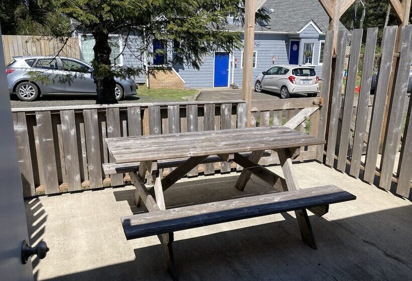 Tillicum Beach Motel   Formerly Deane S Oceanfront Lodge