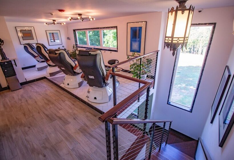 هتل Adventure Suites