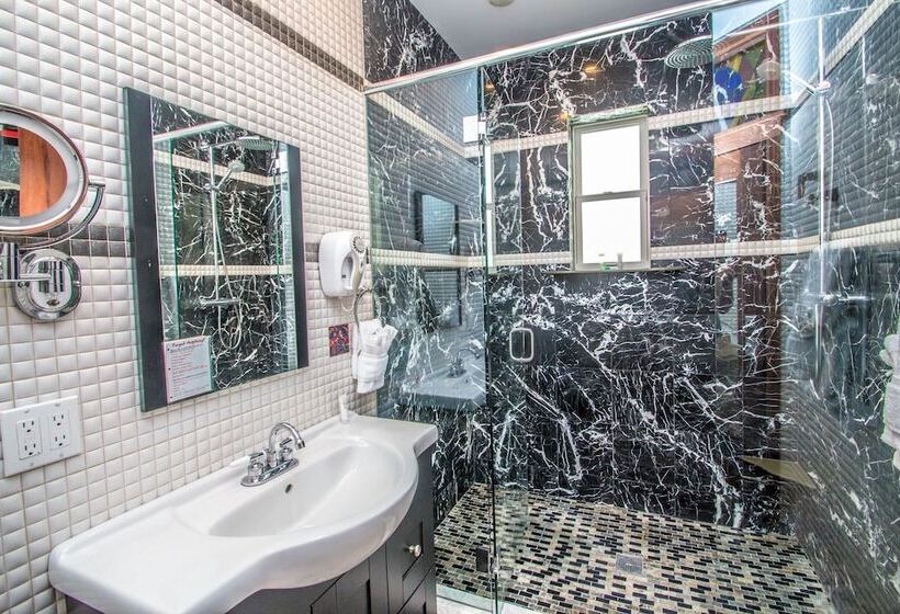 هتل Adventure Suites