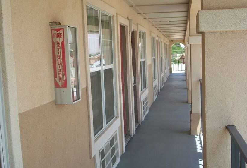 مُتل Villa West Inn